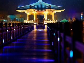 Illuminated lanterns floating on the water at the Seoul Lantern Festival, creating a magical atmosphere at night (P) Illuminated lanterns floating on the water at the Seoul Lantern Festival, creating a magical atmosphere at night (P)