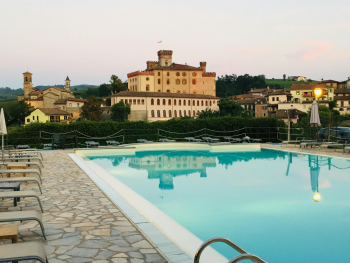 Family villas with pools and wide terraces overlooking the coast Family villas with pools and wide terraces overlooking the coast