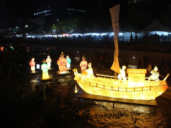 Cheonggyecheon Stream during a festival