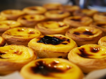 Pastéis de nata fresh out of the oven at Pastéis de Belém, ready to be served Pastéis de nata fresh out of the oven at Pastéis de Belém, ready to be served