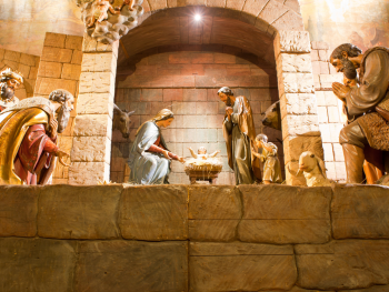 Evening presepe scene with oil lamps and villagers Evening presepe scene with oil lamps and villagers
