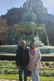 A cheerful moment beside a historic Edinburgh landmark.