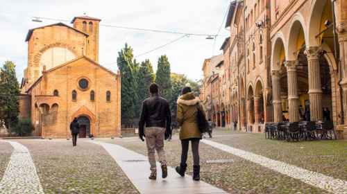 Your Perfect First Day in Bologna: Porticoes, Markets & Local Flow