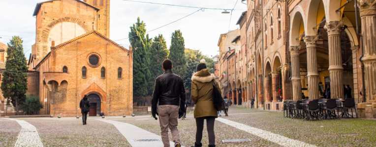 Your Perfect First Day in Bologna: Porticoes, Markets & Local Flow