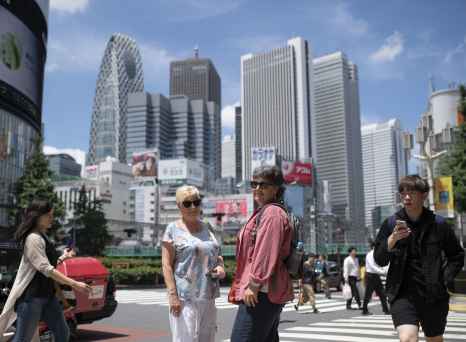 Skyscrapers, Crosswalks & the Energy of the City!