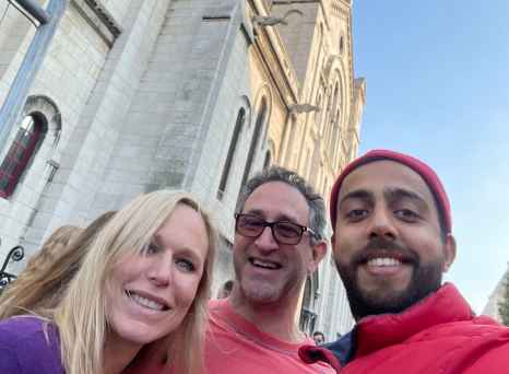 Smiling Under the Watchful Eye of Sacré-Cœur’s Timeless Beauty