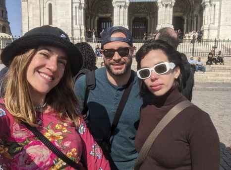 Exploring iconic landmarks with new friends