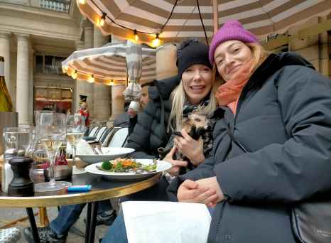 Elegant Outdoor Dining with a Touch of Warmth