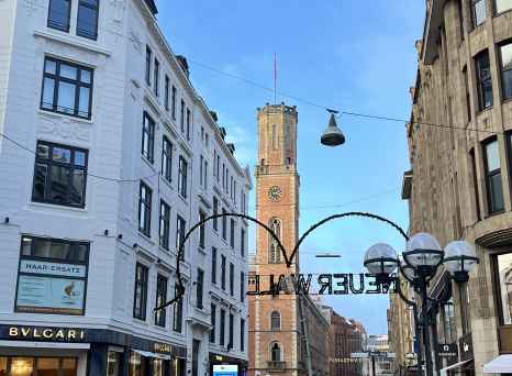 Strolling Through Elegant Streets: A Winter Day in the Heart of the City