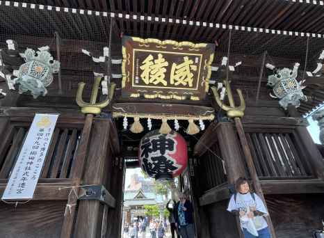 Entrance gate of Senso-ji Temple with large red lantern in Tokyo, Japan.