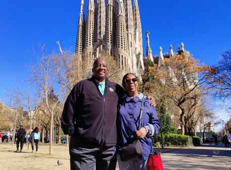Two people pose in front of La Sagrada Família in Barcelona.