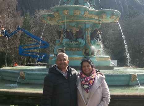 A cheerful moment beside a historic Edinburgh landmark.