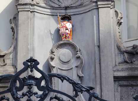 A splash of color brightens an iconic Brussels fountain.