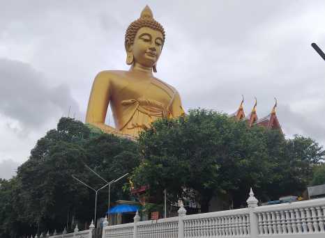 A Moment of Calm Under the Grey Heavens