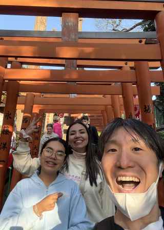 A candid moment captured under the iconic gates of Japan.