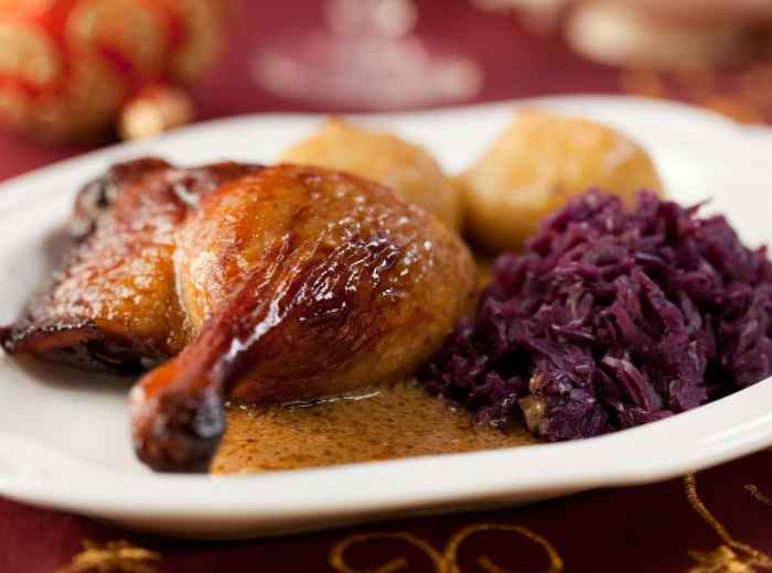 Gebacken Ente mit Apfelblaukraut und Kartofelknödel at 