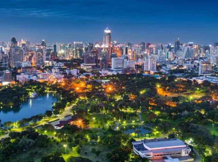 Visit Lumphini Park