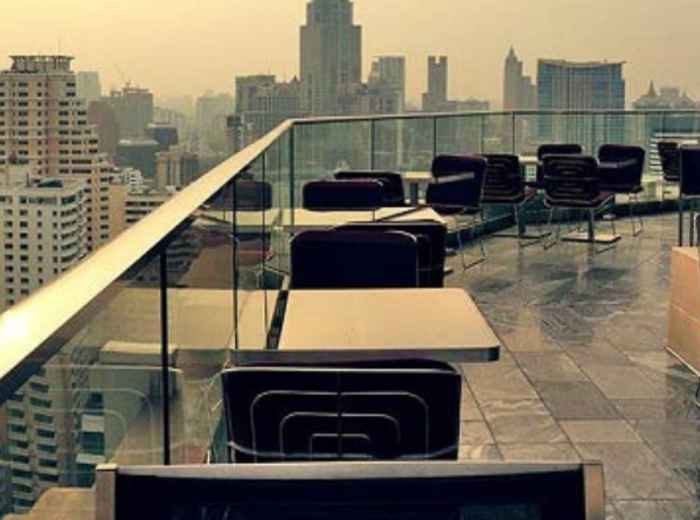 Bar hop in Sukhumvit Road