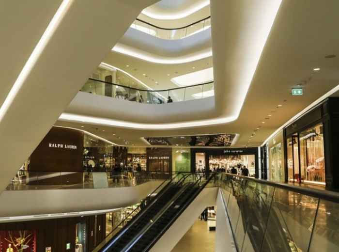 Shopping, palaces, and hot weather