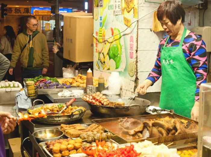 Go To Temple Street Night Market