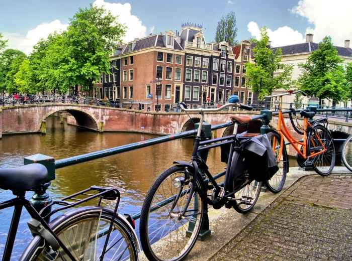 Charming canals, picturesque bridges and lots of bikes