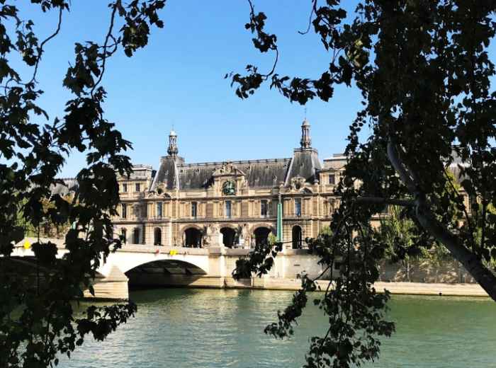 Rent An Electrical Boat On The Bassin de la Villette