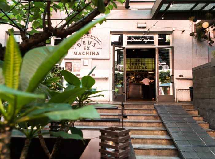 Hang out in Deus Ex Machina