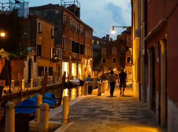 A night of murder mystery in the City of Masks 