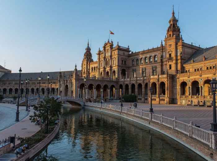 Explore Plaza España