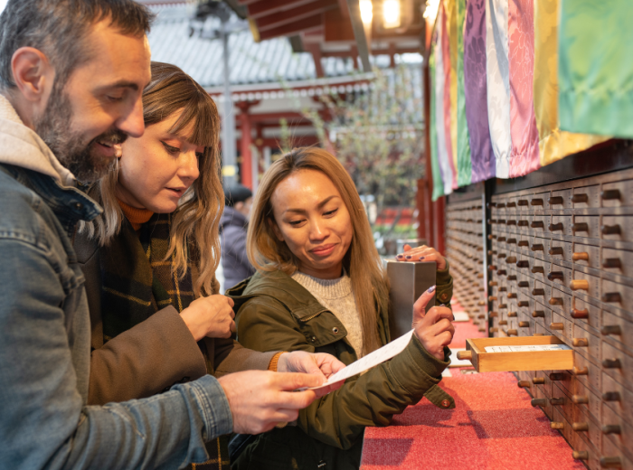 Guides in Tokyo immerse in Japanese culture