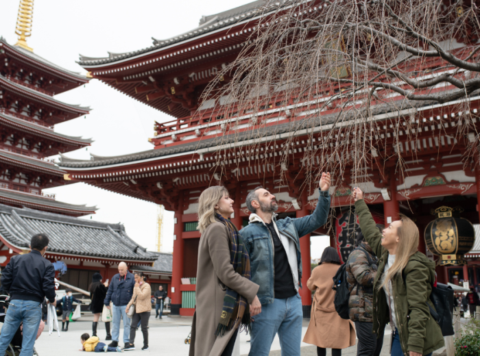 Local guide and tourists at Senso-Ji Temple