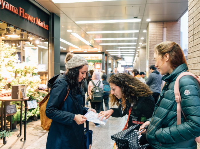 Private guide taking tourists on a Tokyo tour