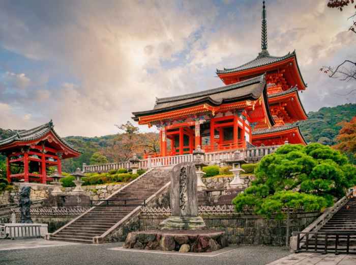 Enjoy an immersive visit to the Kiyomizu Dera Temple