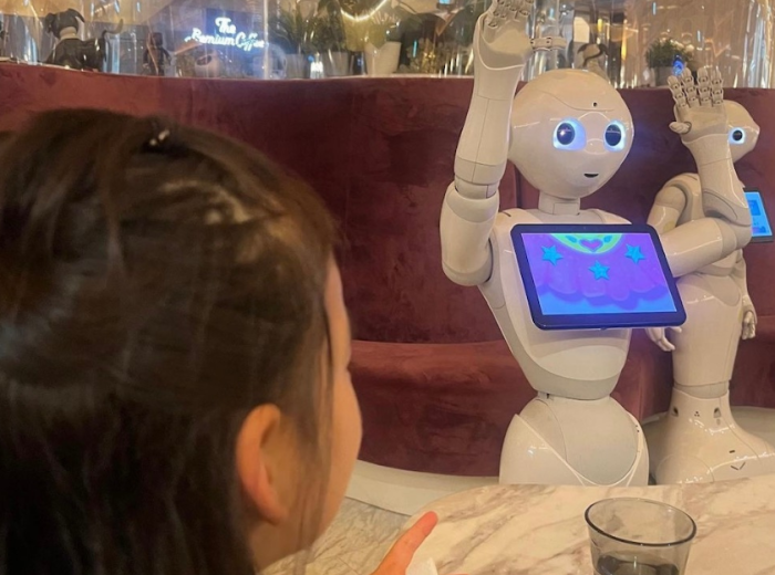 Cafe with robot 