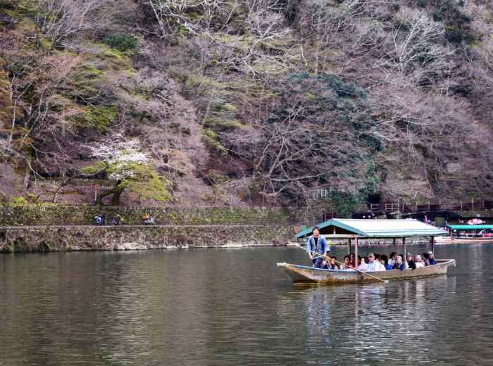 The advantage of transport boats during the blooming pe