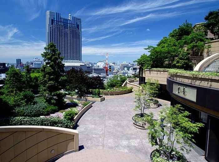 Wide view showing surrounding neighborhood atmosphere Namba Osaka photo by 663highland WikiCommons
