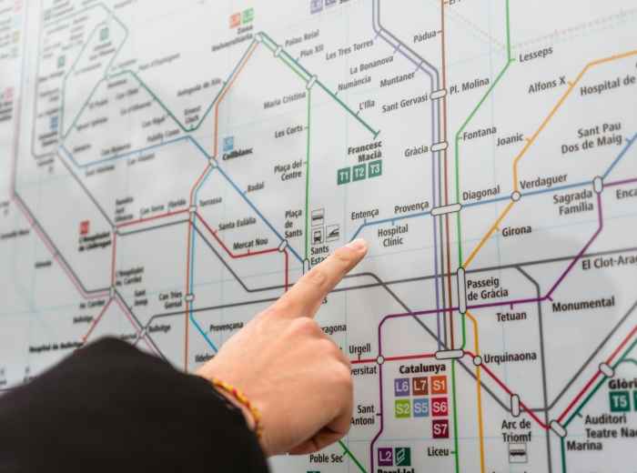 Subway map with English/Japanese signs. Filename photo by Photo by Enric Cruz López Pexels