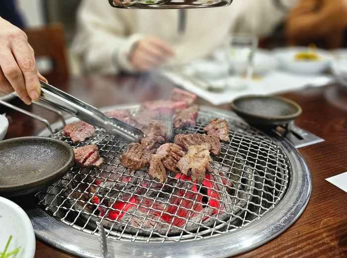 Premium wagyu beef being grilled on small hibachi grills Image by Lee Younghee from Pixabay