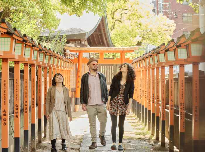 Perfect autumn day with comfortable crowds at Sumiyoshi Taisha shrine