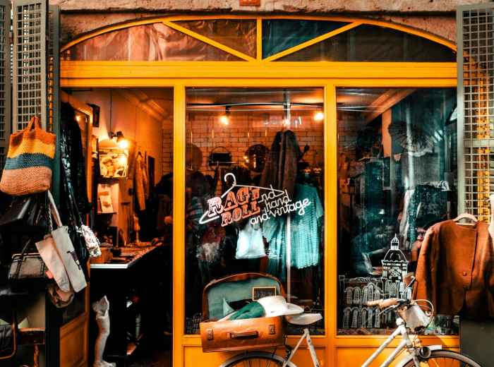 Boutique storefront on Orange Street. Image by Volkan Vardar from pexels