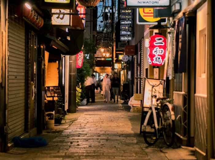 Small group walking leisurely through traditional Japanese street. Image by Satoshi Hirayama from pexels