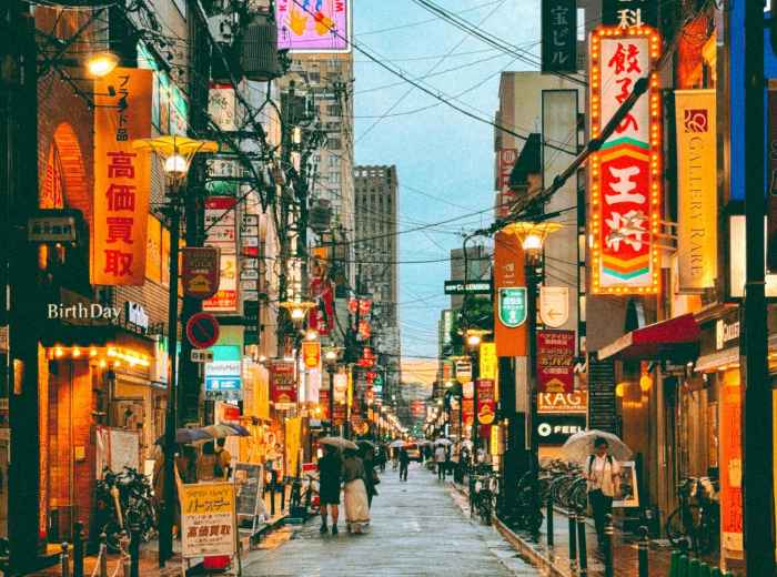 Osaka transforming from day to night with glowing neon signs. Image by Andrea Román from pexels