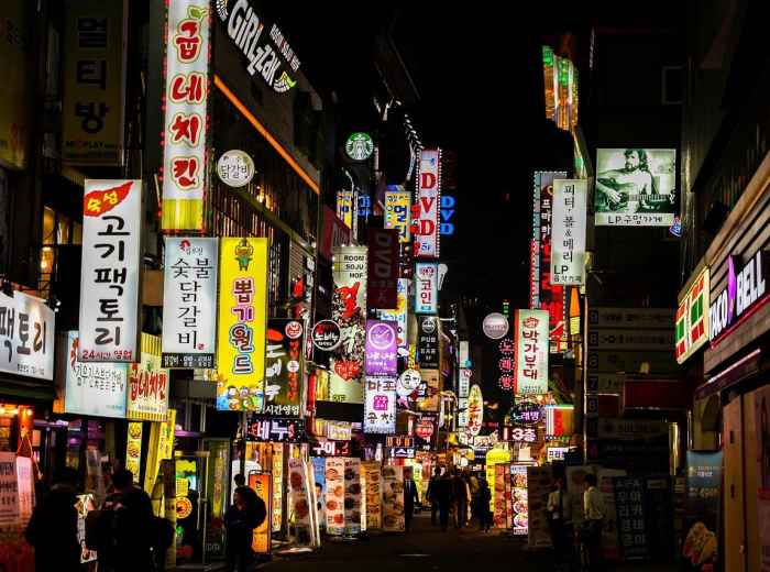 Colorful street scene in Shinsekai district at night Image by min woo park from Pixabay 