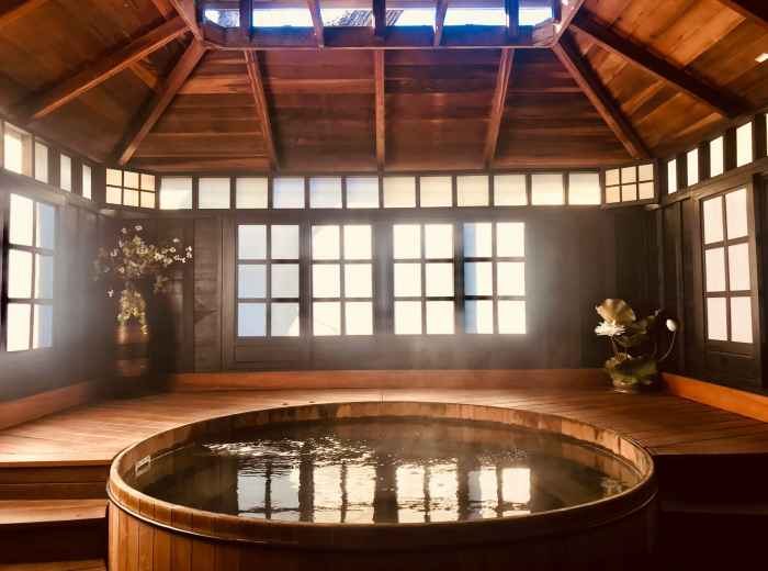 Traditional Japanese onsen bath area within Spa World complex Photo by Cloris Ying on Unsplash