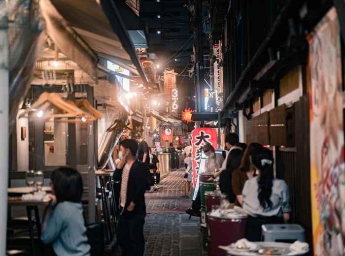 Proper street food eating etiquette with people standing in designated areas Photo by Satoshi Hirayama pexels