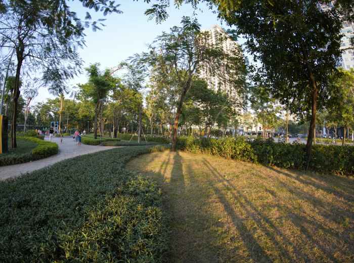 Wide green space in Tennoji Park with a clear view of Osaka’s city skyline in the distance. Image by Ngân Nguyễn Văn on Unsplash.