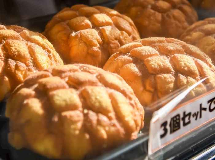 Freshly baked melon pan on tray