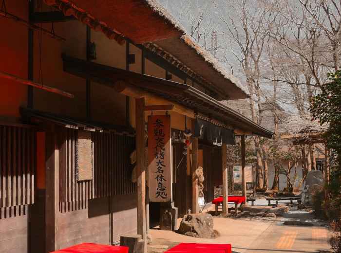 Traditional tea house along the Philosopher's Path with outdoor seating. Image by Bubba from Unsplash