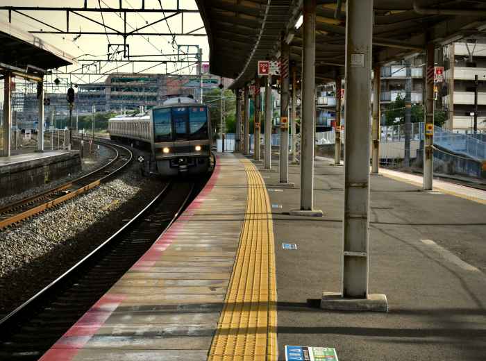  Hankyu train at Umeda Station platform Photo by shun idota on Unsplash