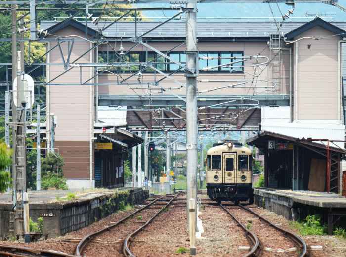 Local train at smaller station platform Photo by Da-shika on Unsplash
